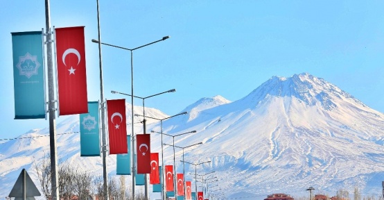 Aksaray Belediyesi, şehrin girişlerini ay yıldızlı Türk bayraklarıyla donattı