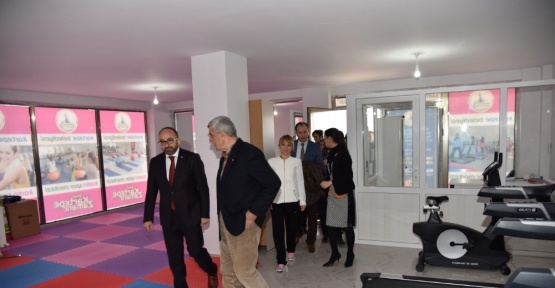 Başkan Karaosmanoğlu ve Üzülmez, Kadın Spor Merkezini ziyaret etti