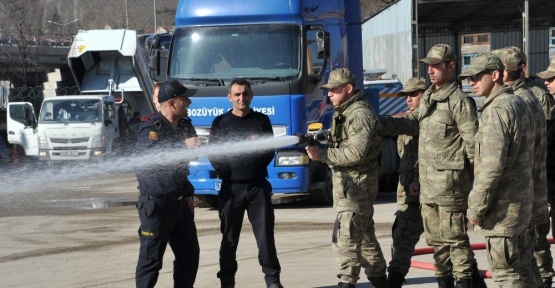 Bozüyük Belediyesi itfaiye ekiplerinden askerlere yangın eğitimi