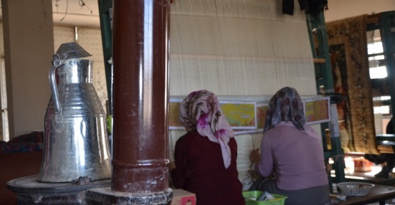 Genç kızlar Halk Eğitim Merkezi tarafından açılan kurslarda istihdam ediliyor