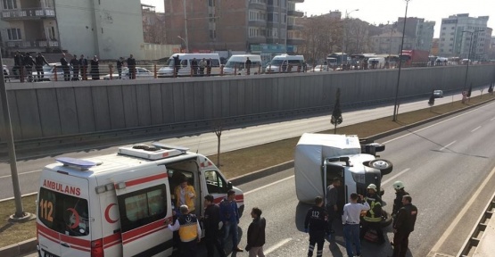 Hızlı olduğu iddia edilen pikap, alt geçit girişinde yan yattı: 3 yaralı