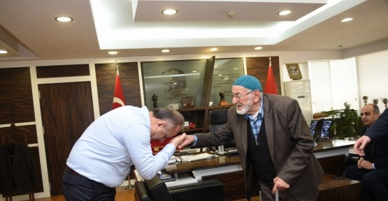 Başkan Babaş'a Huzurevi sakini Şair Raşit Tekşen’den teşekkür ziyareti