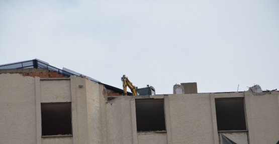 İş merkezinin yıkımı için iş makinesini binanın son katına çıkardılar