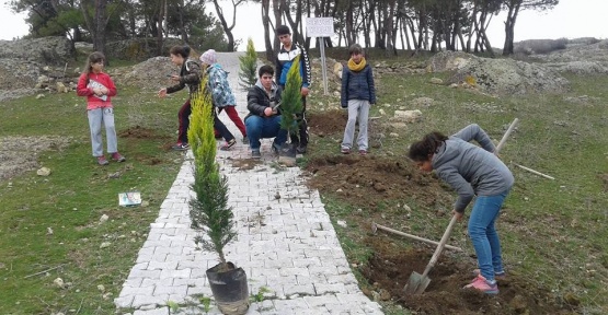 İvrindili çocuklar dedeleri adına ağaç dikti