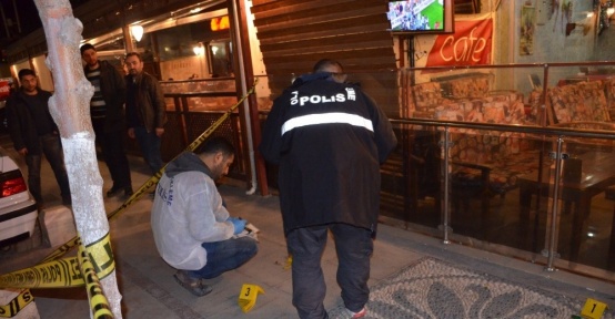 Kafeteryada silahlı saldırıya uğradı
