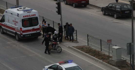 Kamyonet ışıklarda motosiklete arkadan çarptı; 1 yaralı