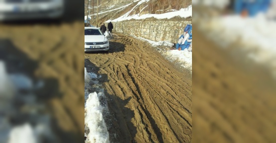 Mahalle halkı, yollarının onarılmasını istiyor