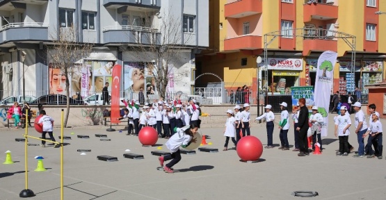 Öğrenciler beceri parkurlarında eğlenerek, spor yapıyor