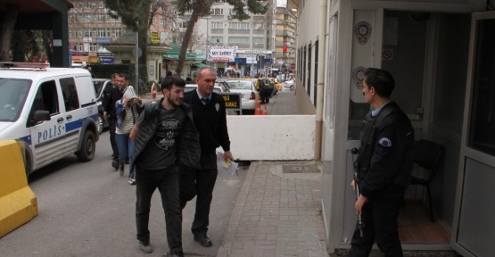 Otomatik tüfekle şehir merkezine yürüyen şahıs son anda yakalandı