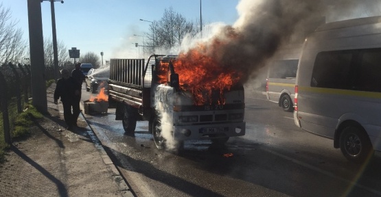 (Özel Haber) Kamyonet alev alev yandı, sürücüsü canını zor kurtardı