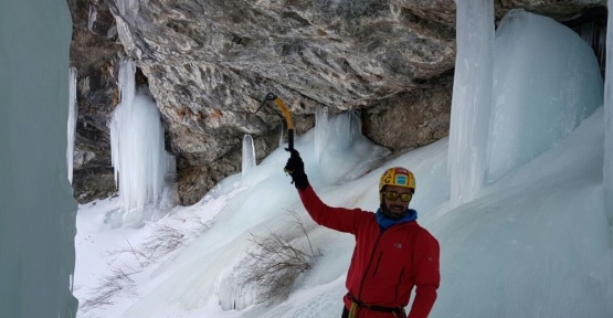 Van’da buzul şelalesine tırmanış