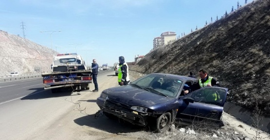 Yol ortasında arıza yapan otomobile kamyon çarptı: 3 yaralı