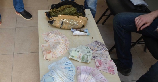 Zehir taciri kadın, yarım kilo esrar ve 31 bin TL ile yakalandı