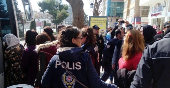 Abdullah Öcalan’ın yeğeni Dilek Öcalan’ın da katıldığı izinsiz gösteriye polis müdahale etti