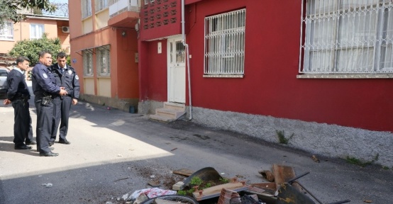 Ağabeyi ile kavga edip kendini eve kilitleyen kişiyi polis ikna etti