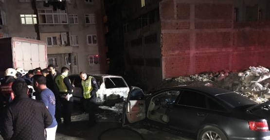 Bahçelievler’ de 2 Otomobil Yandı