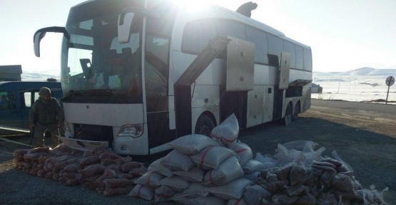 Başkale’de 2 ton 500 kilo kayısı ve fındık içi ele geçirildi