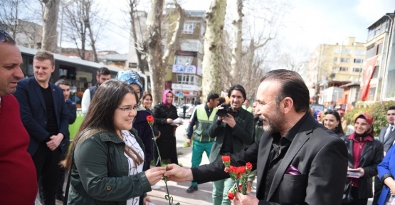 Başkan Doğan, İzmitli kadınlara karanfil hediye etti