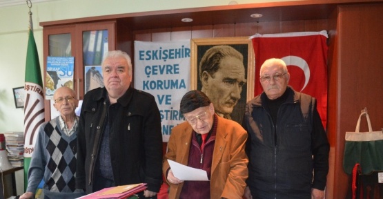 Belediyeler sigara izmaritlerini toplamak için işçi almak zorunda kalıyor