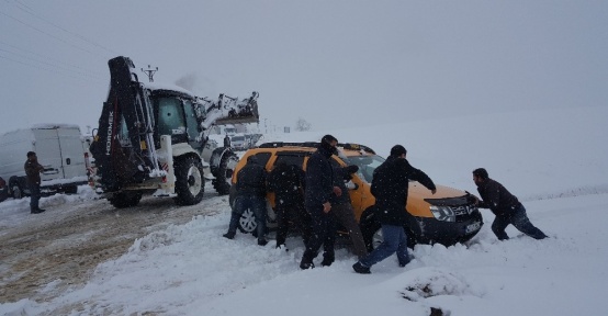 Bitlis’te tipi ve fırtınada mahsur kalan 10’u öğretmen 25 kişi yolda mahsur kaldı