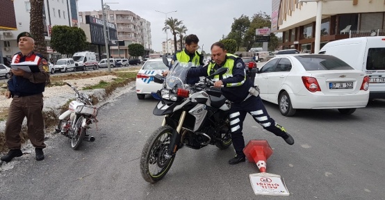 Çarptıkları polisi yaralı halde bırakıp kaçtılar