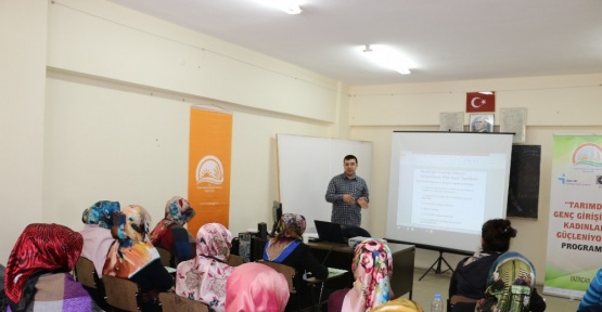 Çiftçi Kadınlara Girişimcilik Eğitimleri Veriliyor