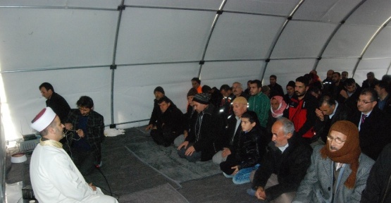 Depremzedeler Cuma namazını çadırlarda kıldı