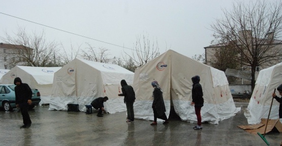 Depremzedelerin çadırlarını yağmur nedeniyle su bastı