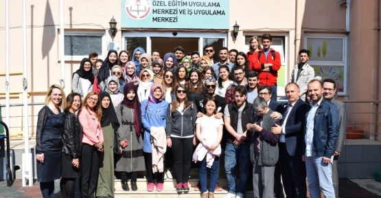 Düzce Üniversitesi öğrencileri engelli kardeşlerine destek oluyor
