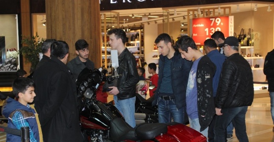 Efsane motosikletler Piazza’da sergilendi