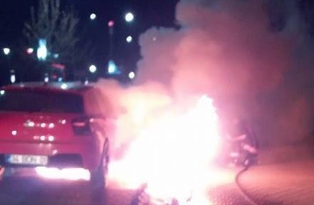 Elazığ’da seyir halindeki otomobil yandı