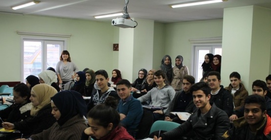 İAÜ’den Suriyeli gençlere Türkçe desteği