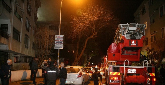 Kadıköy’de 4 katlı binanın çatısı alev alev yandı