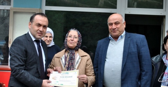 Kadın çiftçilerin sertifika sevinci