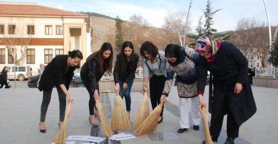 Kadınlar ellerinde süpürge ile meydana çıktı