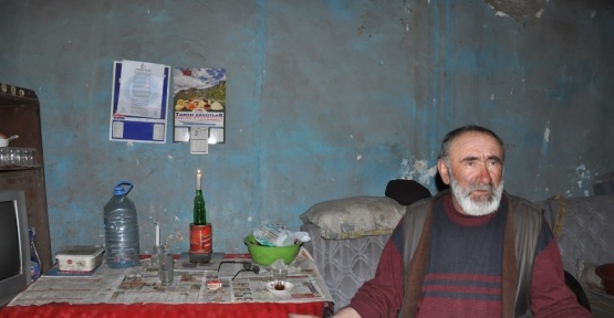 Kars’ta kalp hastası yaşlı adam mum ışığında yaşam mücadelesi veriyor