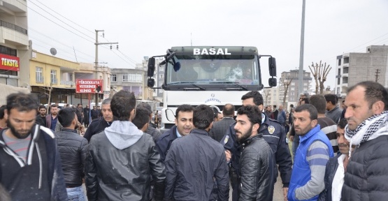 Kaza sonrası mahalleli yolu trafiğe kapattı