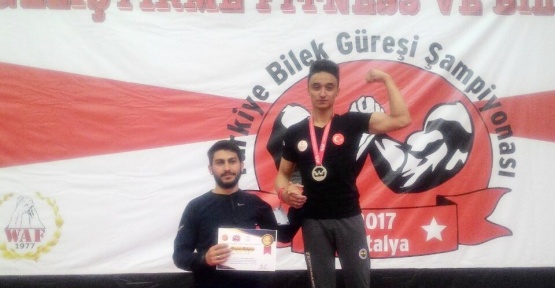 Kütahyalı bilek güreşi sporcusu Burak Öztürk, Türkiye ikincisi oldu