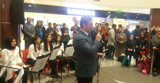 Lise öğrencilerinden Palerium AVM’de kurtuluş etkinliği
