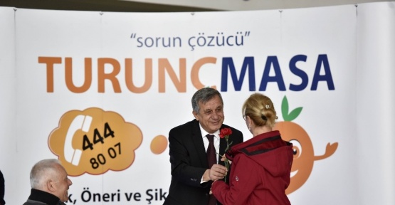 Muratpaşa Belediyesi Başkanvekili Cephaneci’den kadınlara karanfil