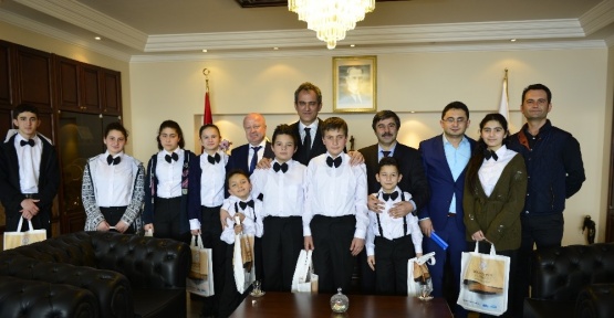 Öğrencilerden Rektör Özer’e teşekkür ziyareti