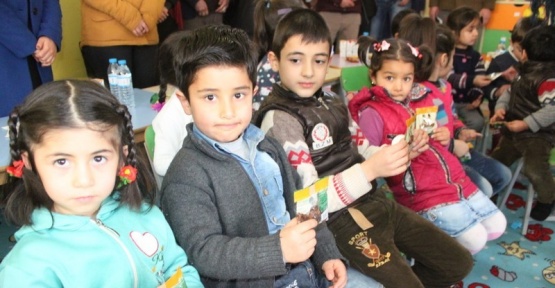 Öğrencilere kuru üzüm dağıtımı yapıldı