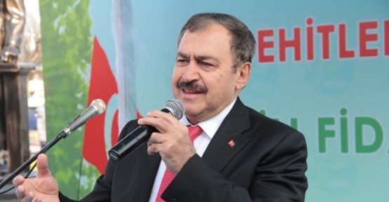 Orman ve Su İşleri Bakanı Veysel Eroğlu Sarıyer’de fidan dağıttı