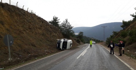 Osmaneli’de minibüs devrildi, 4 yaralı