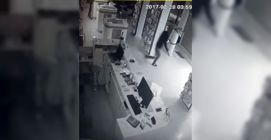 (Özel Haber) Maskeli cep telefonu hırsızları kamerada