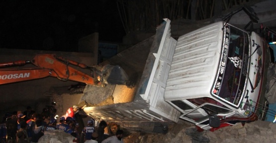 Pakistan’ın Ketta şehrinde kum yüklü bir kamyon kerpiç evin üstüne devrildi: 7 ölü