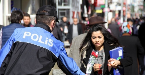 Polisten kadınlara karanfil