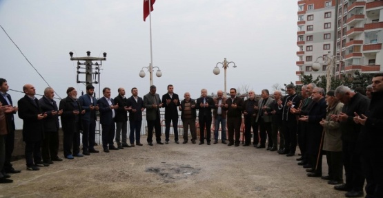 Rize Belediye Başkanı Prof. Dr. Reşat Kasap, Bereket Dua’sını bu hafta Alipaşa mahallesinde vatandaşlarla sabah namazında bir araya gelerek sürdürdü