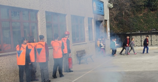 Rize’de ilköğretim okulunda yangın tatbikatı düzenlendi