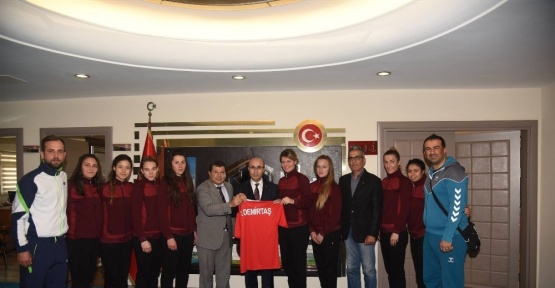 Şakirpaşa Halk Eğitim Merkezi Bayan Hentbol Takımı’ndan Vali Demirtaş’a forma